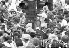 8 lub 13.06.1987, Warszawa, Polska.
Trzecia pielgrzymka Jana Pawła II do Polski. Wierni czekają na przejazd papieża.
Fot. Jerzy Szot, zbiory Ośrodka KARTA