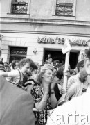 8 lub 13.06.1987, Warszawa, Polska.
Trzecia pielgrzymka Jana Pawła II do Polski. Wierni czekają na przejazd papieża.
Fot. Jerzy Szot, zbiory Ośrodka KARTA