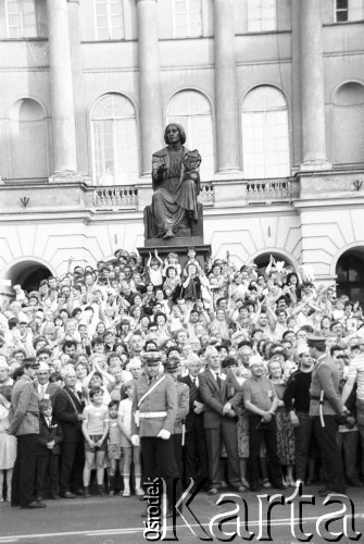 8 lub 13.06.1987, Warszawa, Polska.
Trzecia pielgrzymka Jana Pawła II do Polski. Wierni czekają na przejazd papieża.
Fot. Jerzy Szot, zbiory Ośrodka KARTA