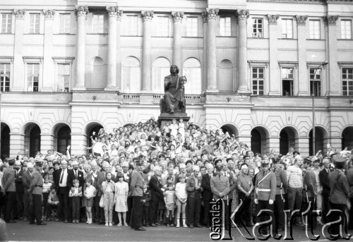 8 lub 13.06.1987, Warszawa, Polska.
Trzecia pielgrzymka Jana Pawła II do Polski. Wierni czekają na przejazd papieża.
Fot. Jerzy Szot, zbiory Ośrodka KARTA