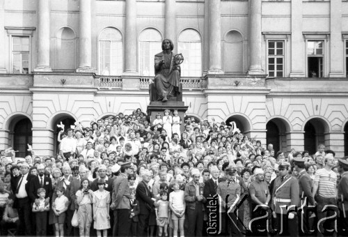 8 lub 13.06.1987, Warszawa, Polska.
Trzecia pielgrzymka Jana Pawła II do Polski. Wierni czekają na przejazd papieża.
Fot. Jerzy Szot, zbiory Ośrodka KARTA