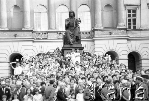 8 lub 13.06.1987, Warszawa, Polska.
Trzecia pielgrzymka Jana Pawła II do Polski. Wierni czekają na przejazd papieża.
Fot. Jerzy Szot, zbiory Ośrodka KARTA