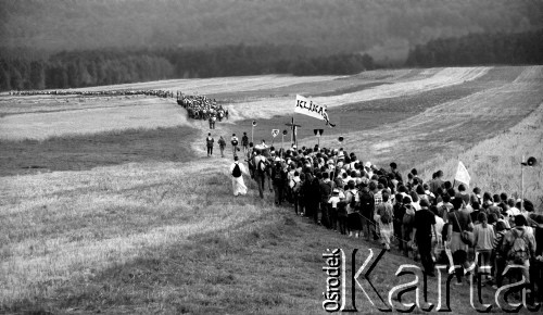 1988, Polska.
Pielgrzymi w drodze na Jasną Górę.
Fot. Jerzy Szot, zbiory Ośrodka KARTA