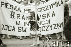 1988, Polska.

Dziecko wśród pielgrzymów w drodze na Jasną Górę.

Fot. Jerzy Szot, zbiory Ośrodka KARTA