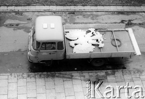 1989, Kraków, Polska.
Zdemontowany orzeł bez korony.
Fot. Jerzy Szot, zbiory Ośrodka KARTA