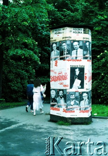 Maj - czerwiec 1989, Kraków, Polska.
Kampania wyborcza przed wyborami do Sejmu. Słup ogłoszeniowy, na nim wiszą plakaty z hasłami (od góry): 