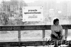 Maj - czerwiec 1989, Kraków, Polska
Kampania wyborcza przed wyborami do parlamentu. Kobieta siedząca na ławce oczekująca na autobus, obok wisi plakat z napisem: 