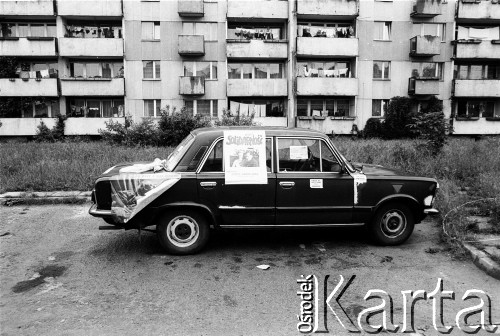 Maj - czerwiec 1989, Kraków, Polska
Kampania wyborcza przed wyborami do parlamentu. Fiat 125p stojący na parkingu na osiedlu mieszkaniowym, na nim widoczny jest przyklejony plakat z napisem: 