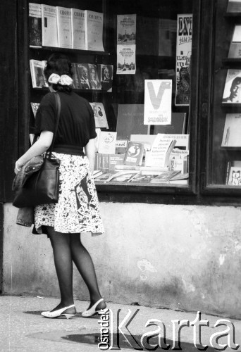 Maj - czerwiec 1989, brak miejsca, Polska.
Kobieta oglądająca książki znajdujące się na witrynie księgarni.
Fot. Jerzy Szot, zbiory Ośrodka KARTA