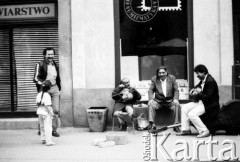Maj - czerwiec 1989, Kraków, Polska.
Mężczyźni grający na ulicy.
Fot. Jerzy Szot, zbiory Ośrodka KARTA