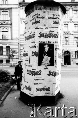 Maj - czerwiec 1989, Kraków, Polska.
Kampania wyborcza przed wyborami do Sejmu. Słup ogłoszeniowy, na nim widoczne są plakaty z hasłem: 