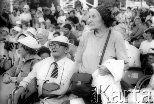 Czerwiec - sierpień 1991, Polska.
Czwarta pielgrzymka Ojca Świętego Jana Pawła II do Polski. Uczestnicy mszy świętej.
Fot. Jerzy Szot, zbiory Ośrodka KARTA