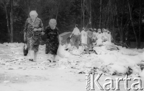 Czerwiec - sierpień 1991, Polska.
Czwarta pielgrzymka Ojca Świętego Jana Pawła II do Polski. Uczestnicy mszy świętej.
Fot. Jerzy Szot, zbiory Ośrodka KARTA