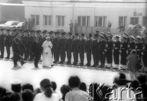 16.08.1991, Kraków, Polska.
Zakończenie IV pielgrzymki Jana Pawła II do Polski. Ojciec święty w towarzystwie prezydenta RP Lecha Wałęsy przechodzi przed kompanią reprezencyjną Wojska Polskiego.
Fot. Jerzy Szot, zbiory Ośrodka KARTA