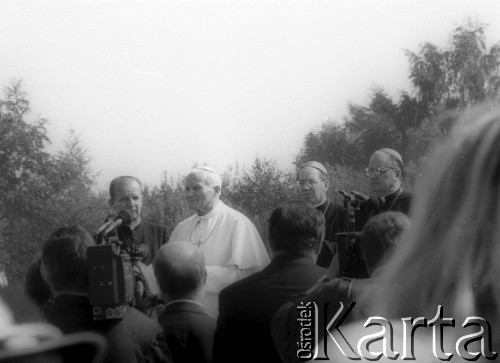 16.08.1991, Kraków, Polska.
Zakończenie IV pielgrzymki Jana Pawła II do Polski. Ojciec święty w towarzystwie przemawia na lotnisku. Towarzyszy mu m.in. sekretarz Stanisław Dziwisz (1. z lewej). 
Fot. Jerzy Szot, zbiory Ośrodka KARTA