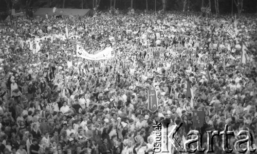 Czerwiec - sierpień 1991, Polska.
Czwarta pielgrzymka Ojca Świętego Jana Pawła II do Polski. Uczestnicy mszy świętej.
Fot. Jerzy Szot, zbiory Ośrodka KARTA