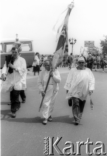 Czerwiec - sierpień 1991, Polska.
Czwarta pielgrzymka Ojca Świętego Jana Pawła II do Polski. Uczestnicy mszy świętej.
Fot. Jerzy Szot, zbiory Ośrodka KARTA