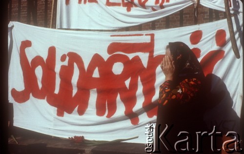 1986, Częstochowa, Polska.
Uczestniczka pielgrzymki na Jasnej Górze, za nią transparent z napisem 