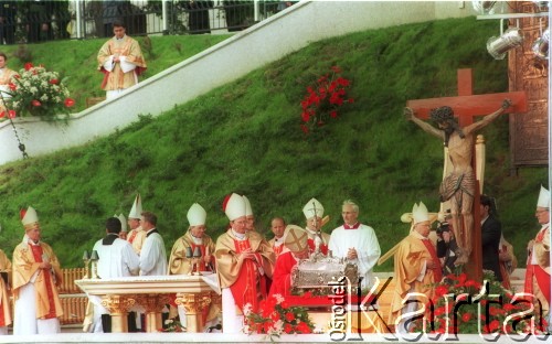 3.06.1997, Gniezno, Polska.
Szósta pielgrzymka Ojca Świętego Jana Pawła II do Polski. Msza św. z okazji tysiąclecia męczeństwa św. Wojciecha. Papież całuje urnę z relikwiami św. Wojciecha.
Fot. Jerzy Szot, zbiory Ośrodka KARTA