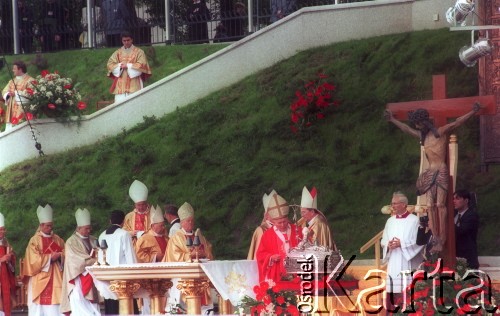 3.06.1997, Gniezno, Polska.
Szósta pielgrzymka Ojca Świętego Jana Pawła II do Polski. Msza św. z okazji tysiąclecia męczeństwa św. Wojciecha. Przy ołtarzu stoi relikwiarz św. Wojciecha.
Fot. Jerzy Szot, zbiory Ośrodka KARTA