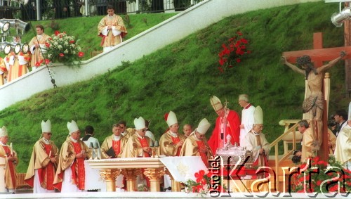 3.06.1997, Gniezno, Polska.
Szósta pielgrzymka Ojca Świętego Jana Pawła II do Polski. Msza św. z okazji tysiąclecia męczeństwa św. Wojciecha. Przy ołtarzu stoi relikwiarz św. Wojciecha.
Fot. Jerzy Szot, zbiory Ośrodka KARTA