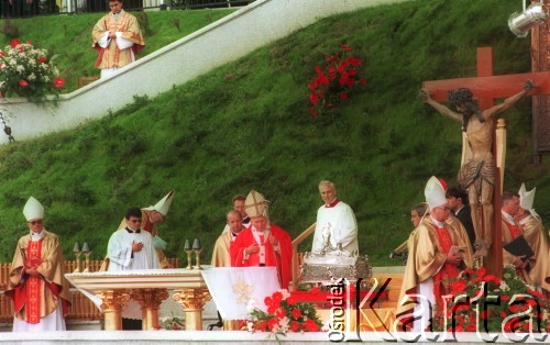 3.06.1997, Gniezno, Polska.
Szósta pielgrzymka Ojca Świętego Jana Pawła II do Polski. Msza św. z okazji tysiąclecia męczeństwa św. Wojciecha. Papież przy relikwiarzu św. Wojciecha.
Fot. Jerzy Szot, zbiory Ośrodka KARTA