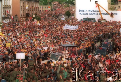 3.06.1997, Gniezno, Polska.
Szósta pielgrzymka Ojca Świętego Jana Pawła II do Polski. Papież przejeżdża w papamobile otoczony tłumem wiernych.
Fot. Jerzy Szot, zbiory Ośrodka KARTA