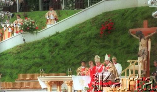 3.06.1997, Gniezno, Polska.
Szósta pielgrzymka Ojca Świętego Jana Pawła II do Polski. Msza św. z okazji tysiąclecia męczeństwa św. Wojciecha. 
Fot. Jerzy Szot, zbiory Ośrodka KARTA