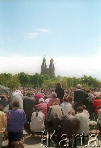 3.06.1997, Gniezno, Polska.
Szósta pielgrzymka Ojca Świętego Jana Pawła II do Polski. Wierni w czasie mszy świętej.
Fot. Jerzy Szot, zbiory Ośrodka KARTA