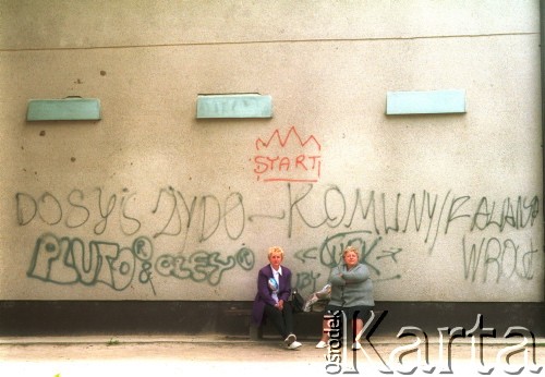 3.06.1997, Gniezno, Polska.
Miasto w czasie wizyty Ojca Świętego Jana Pawła II. Kobiety przy graffiti: 