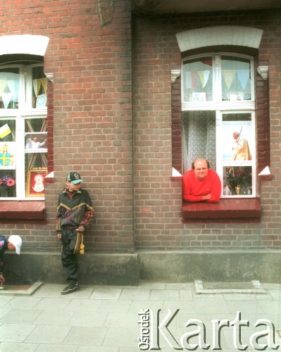 3.06.1997, Gniezno, Polska.
Miasto w czasie wizyty Ojca Świętego Jana Pawła II. Mieszkańcy i ozdobione wizerunkami papieża okna.
Fot. Jerzy Szot, zbiory Ośrodka KARTA