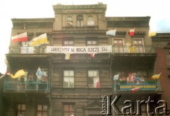 3.06.1997, Gniezno, Polska.
Miasto w czasie wizyty Ojca Świętego Jana Pawła II. Na budynku zawieszono polskie i papieskie flagi oraz transparent 