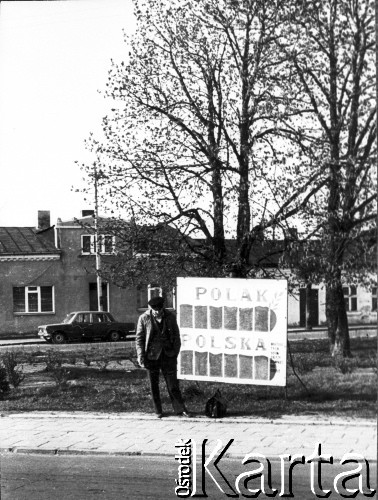 1981, Kraków, Polska.
Mężczyzna przy tablicy z napisem: 