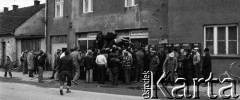 1981, Kraków, Polska.
Kolejka przed sklepem spożywczym 