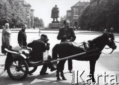 1981, Kraków, Polska.
Dorożkarze odpoczywają w pobliżu pomnika Lenina w Nowej Hucie.
Fot. Jerzy Szot, zbiory Ośrodka KARTA