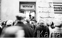 1981, Kraków, Polska.
Tłum przed budynkiem WPHW. W drzwiach stoi milicjant.
Fot. Jerzy Szot, zbiory Ośrodka KARTA