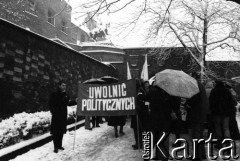 listopad 1981, Kraków, Polska.
Marsz wolności zorganizowany w obronie aresztowanego działacza KPN Leszka Moczulskiego. Manifestanci niosą transparent z napisem: 