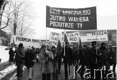 listopad 1981, Kraków, Polska.
Marsz wolności zorganizowany w obronie aresztowanego działacza KPN Leszka Moczulskiego. Manifestanci niosą transparenty z napisami: 