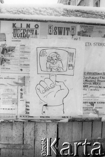 1981, Kraków, Polska.
Plakat ośmieszający Dziennik Telewizyjny.
Fot. Jerzy Szot, zbiory Ośrodka KARTA