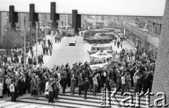 1.05.1982, Kraków, Polska.
Pierwszomajowa manifestacja niezależna: ludzie wznoszą dłonie w kształt litery 