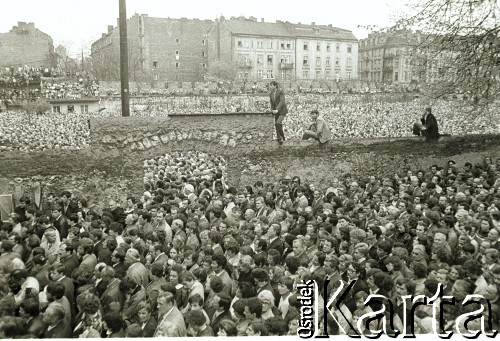 1982, Kraków, Polska.
Skałka - ludzie uczestniczą w uroczystości ku czci św. Stanisława.
Fot. Jerzy Szot, zbiory Ośrodka KARTA