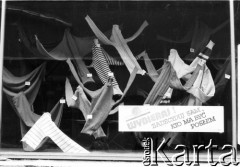 Październik 1985, Kraków, Polska
Kampania wyborcza przed wyborami do parlamentu.  Na witrynie sklepu odzieżowego widnieje napis: 