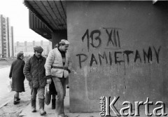 Październik 1985, Kraków, Polska
Okres wyborów do parlamentu. Przechodnie na ulicy, na ścianie budynku widnieje napis: 
