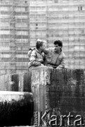 1985, Kraków, Polska
Para siedzi przy rurze ciepłowniczej, w tle blok.
Fot. Jerzy Szot, zbiory Ośrodka KARTA