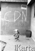 1986, Kraków, Polska
Dziecko przy ścianie z napisem CDN (ciąg dalszy nastąpi).
Fot. Jerzy Szot, zbiory Ośrodka KARTA