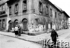 1989, Kraków, Polska.
Krakowski Kazimierz - mieszkańcy dzielnicy na ulicy Izaaka.
Fot. Jerzy Szot, zbiory Ośrodka KARTA
