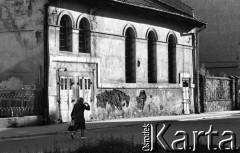 1994, Kraków, Polska.
Krakowski Kazimierz - kobieta przechodzi obok synagogi Kupa.
Fot. Jerzy Szot, zbiory Ośrodka KARTA
