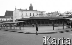 1993, Kraków, Polska.
Krakowski Kazimierz - kobieta stoi na placu Nowym.
Fot. Jerzy Szot, zbiory Ośrodka KARTA
