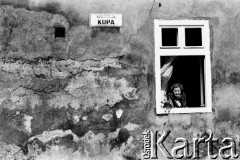 1986, Kraków, Polska.
Krakowski Kazimierz - kobieta z psem w oknie, na ścianie domu tabliczka informacyjna z napisem 