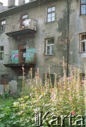 1993, Kraków, Polska.
Krakowski Kazimierz - zniszczona kamienica, na balkonach wisi pranie.
Fot. Jerzy Szot, zbiory Ośrodka KARTA
